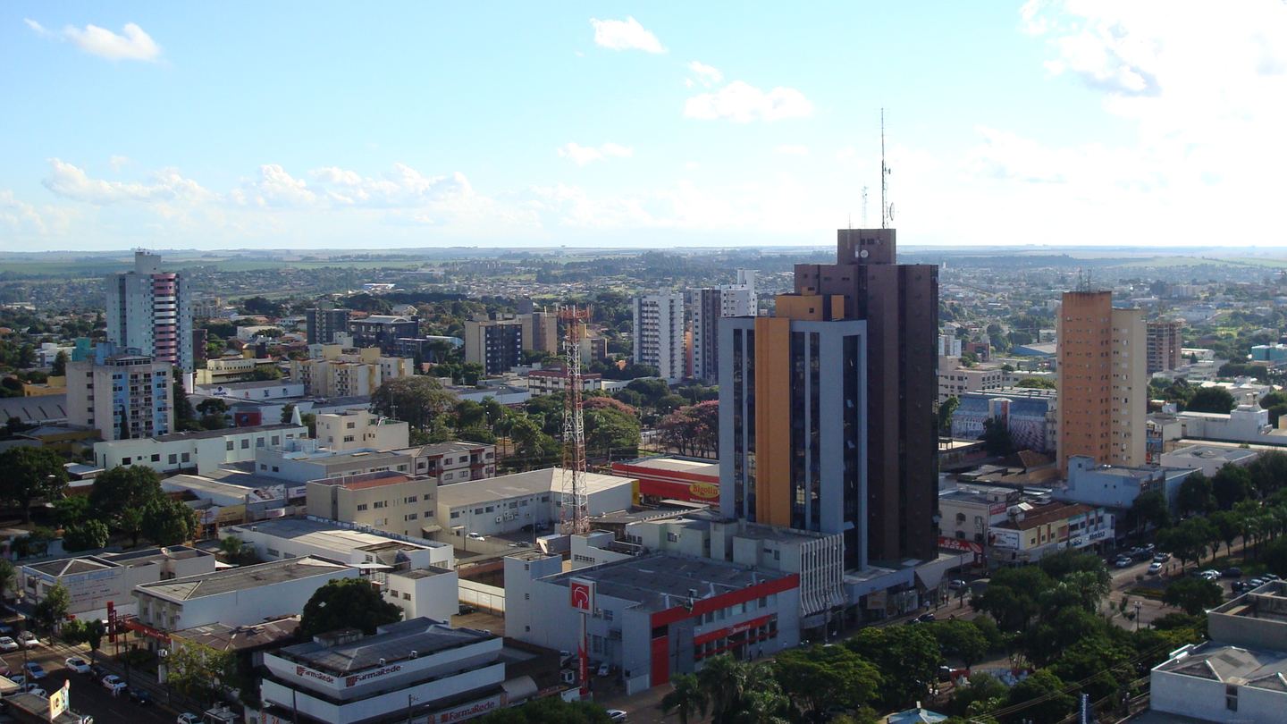 Torres do centro de Cascavel vistas do alto, com o corredor de árvores da Avenida Brasil
